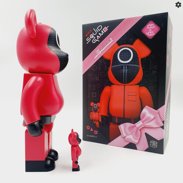 BE@RBRICK SQUID GAME GUARD CIRCLE 400% 100% - Side View