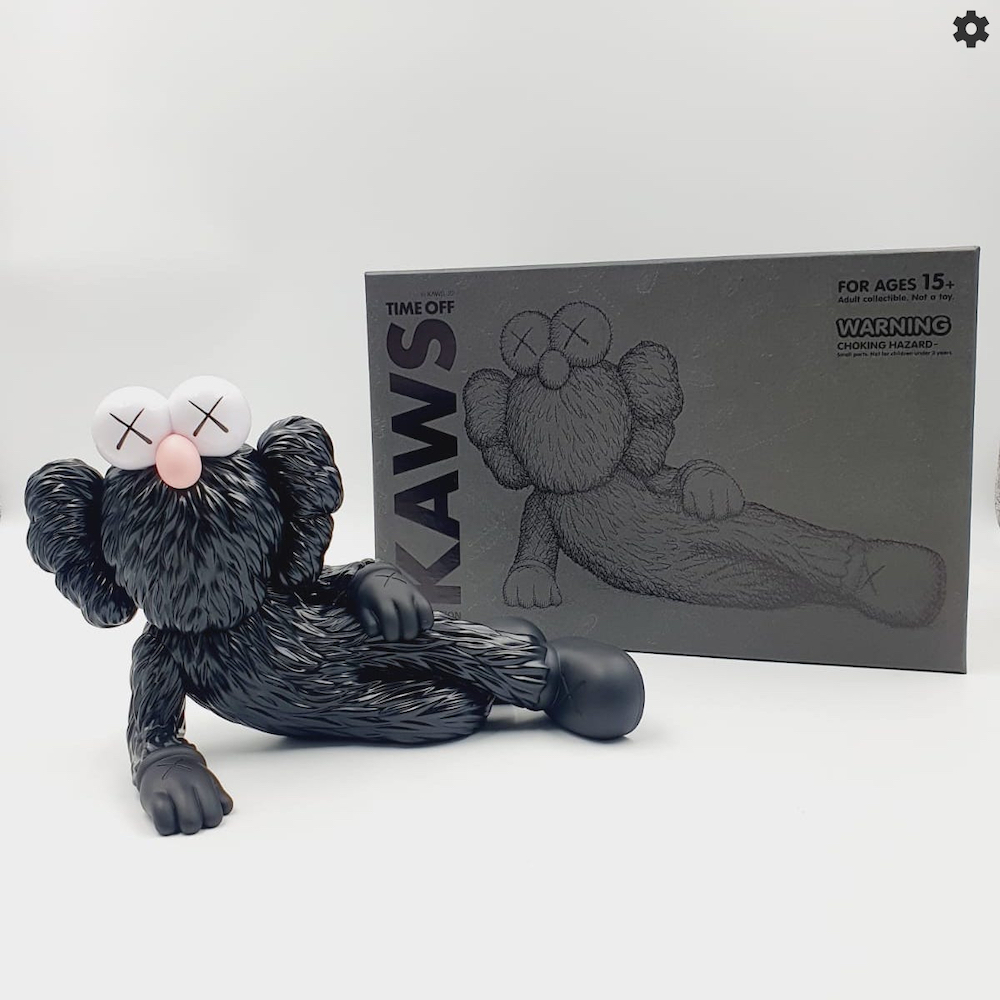 https://thefactoryconceptstore.com/wp-content/uploads/2023/06/KAWS-TIME-OFF-BLACK-2023-Front-View.jpg